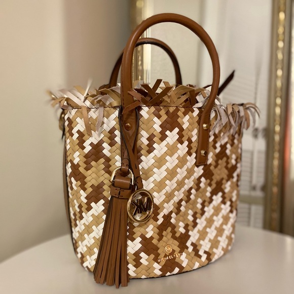 Michael Kors Marley Luggage & White Woven Bucket - Picture 3 of 4